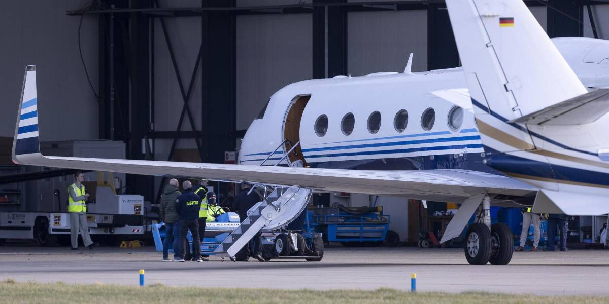 Aterriza en Países Bajos el avión que traslada al expresidente filipino Duterte