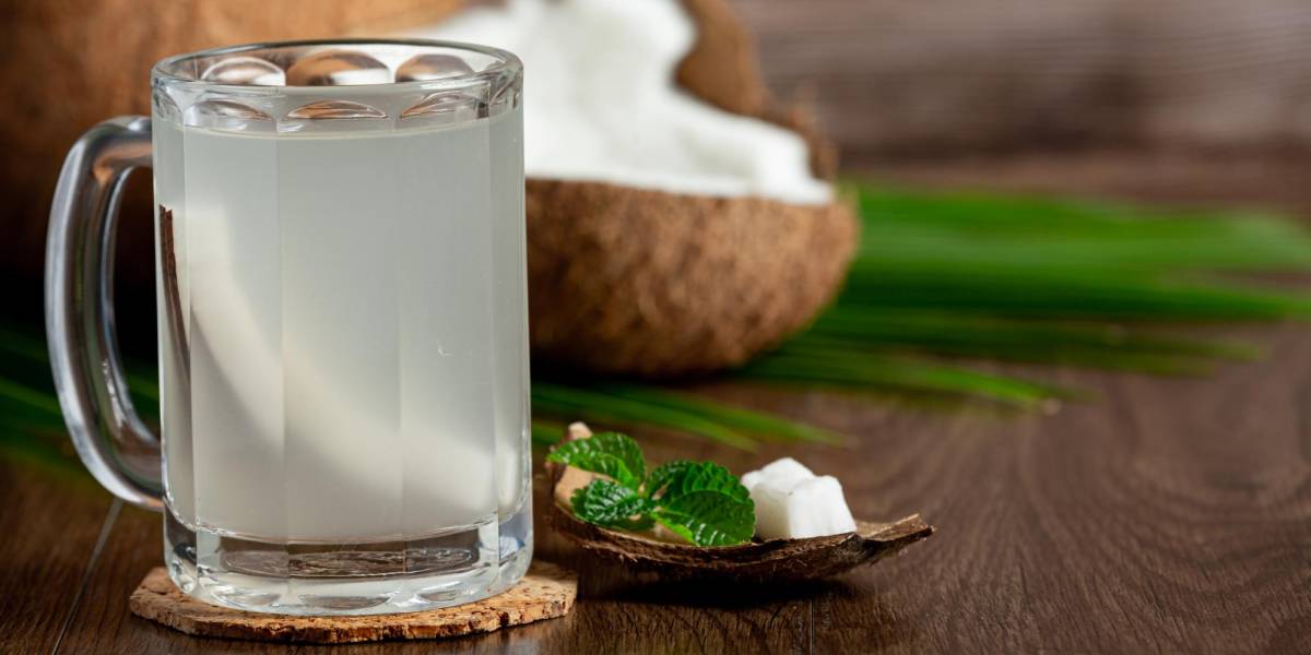 ¿Qué beneficios tiene el agua de coco en la salud de los riñones e hígado?