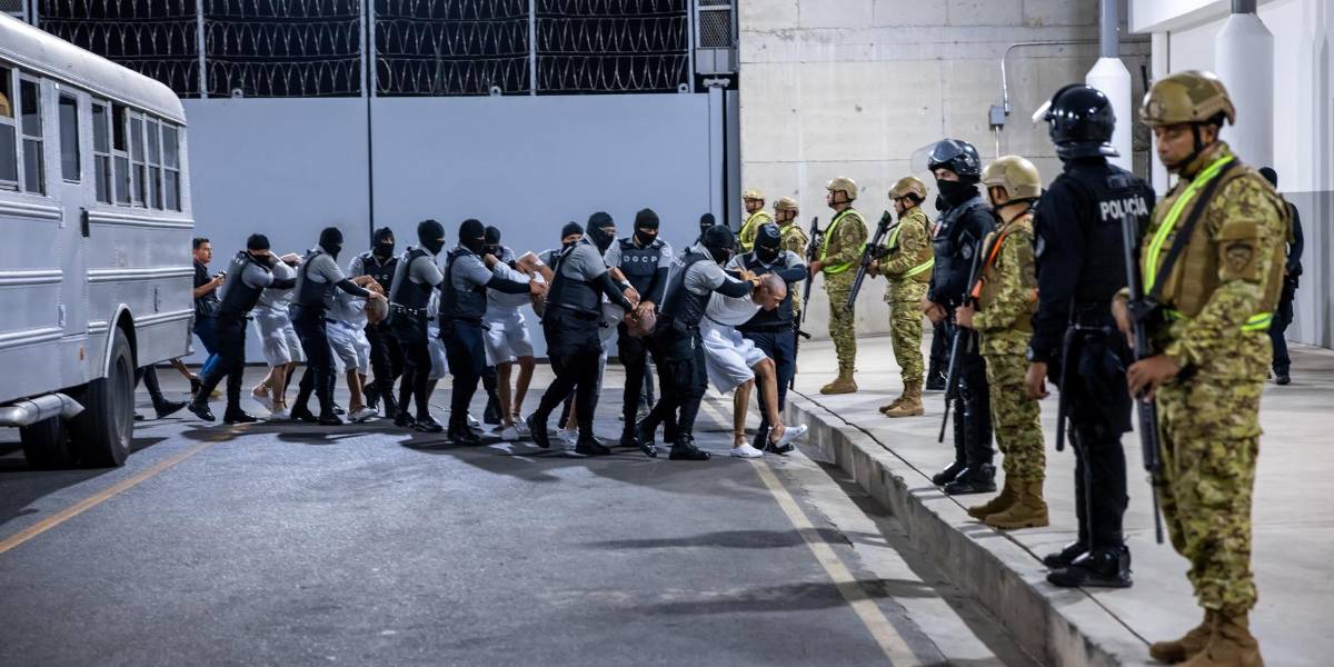 EE. UU. envió a El Salvador a 17 presuntos criminales violentos del Tren de Aragua y la MS-13