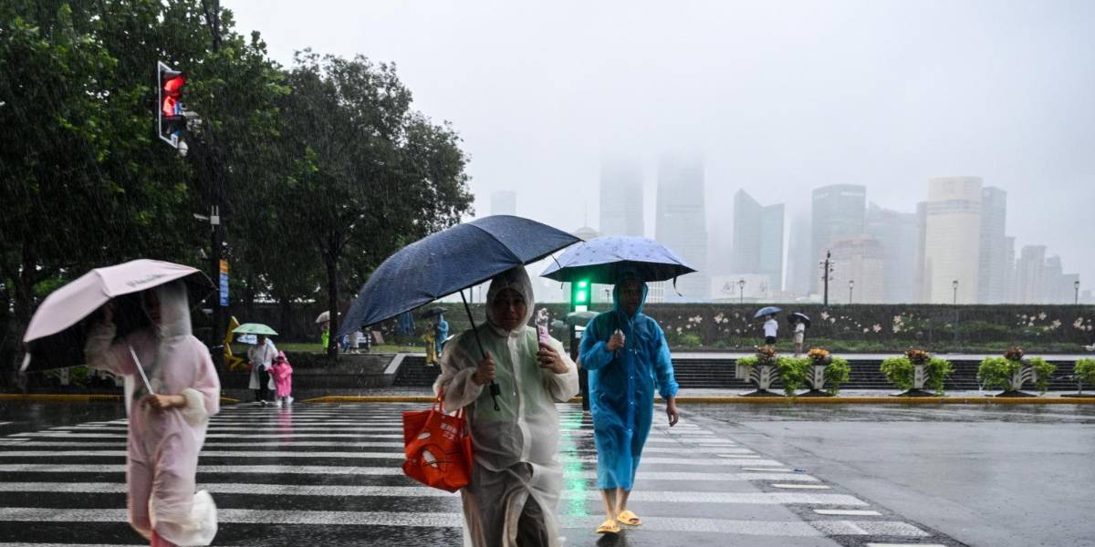 Más de 280 000 evacuados en Shanghái, China, ante el paso del tifón Co-may