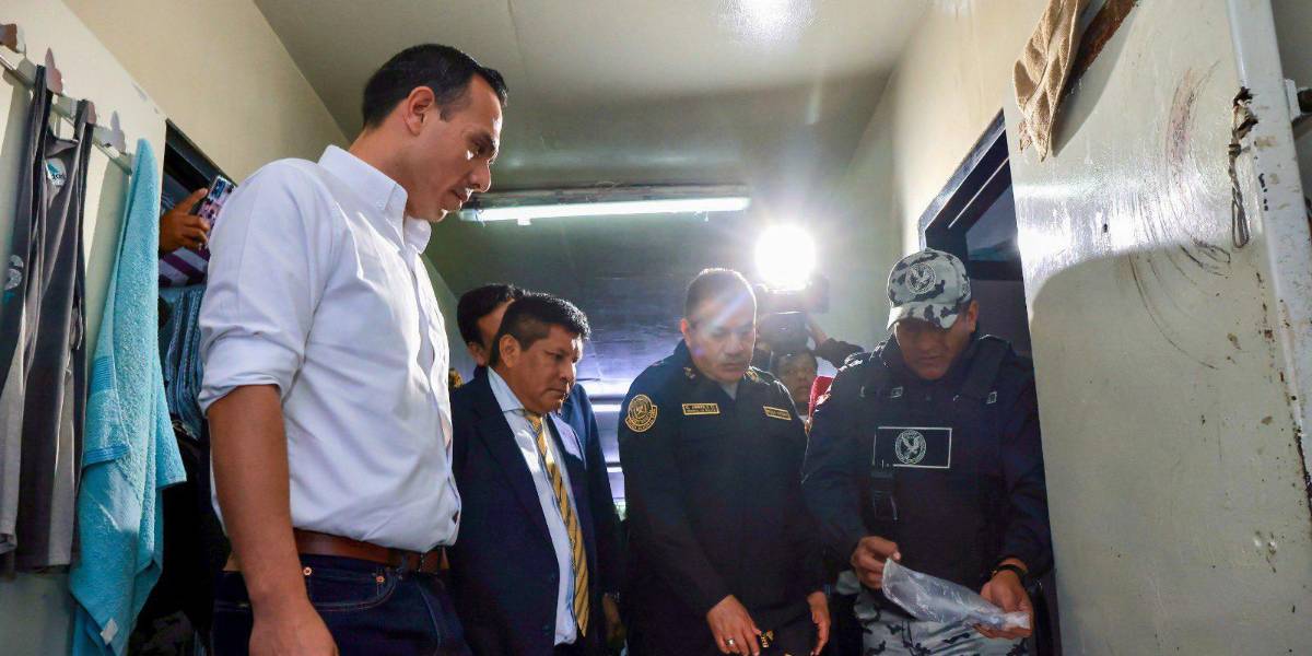 El nuevo presidente de Perú, José Jerí, lidera operativos en varias cárceles del país