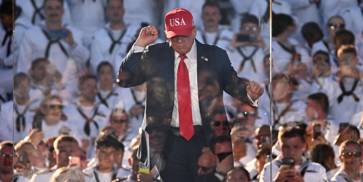 Trump hace su famoso baile tras su discurso ante los marineros de la Armada