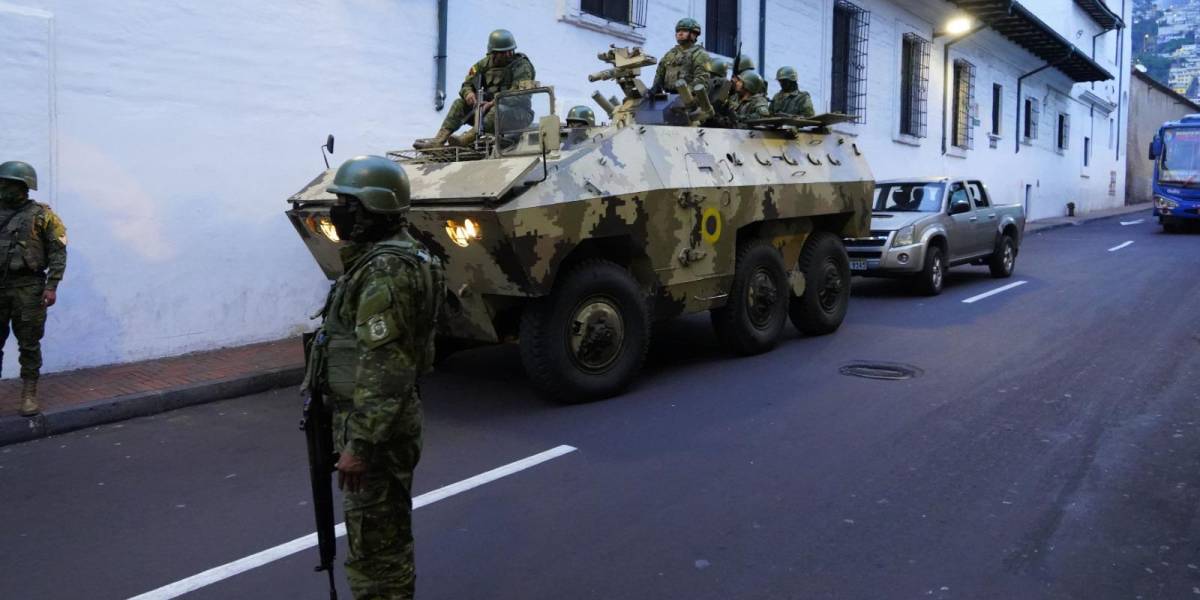 Ecuador bajo ataque: las Fuerzas Armadas movilizan tanquetas hacia puntos estratégicos en Quito