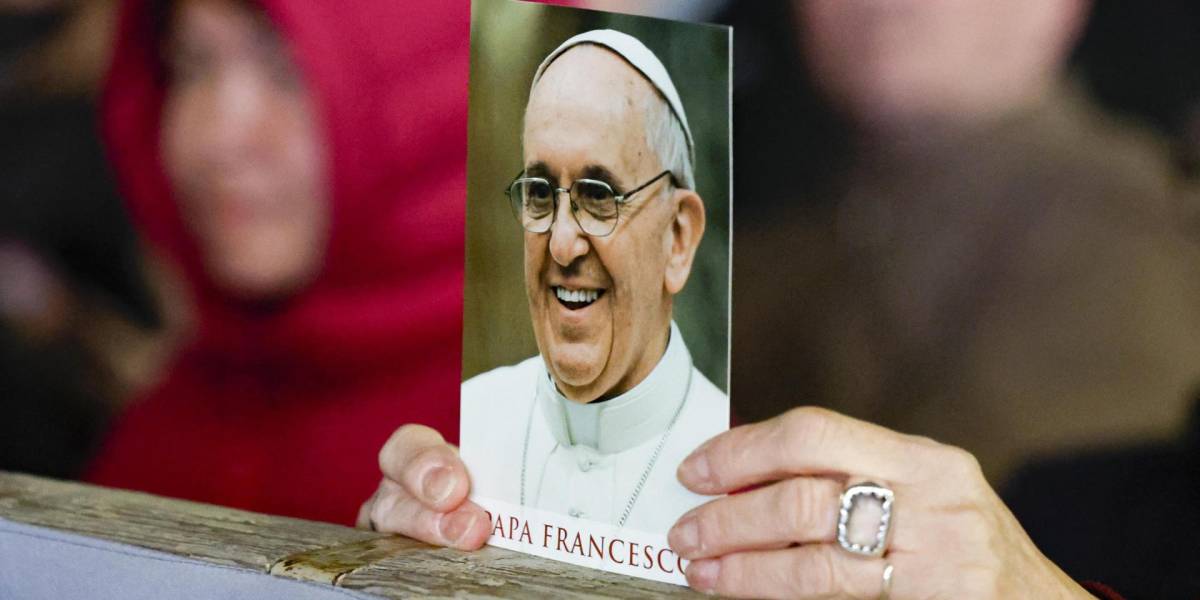 El Papa Francisco sigue mejorando y no considera renunciar, según el cardenal Víctor Fernandéz