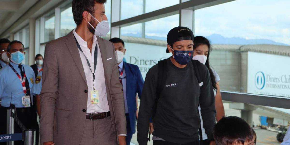 Richard Carapaz llegó a Quito y fue recibido con un arco de agua