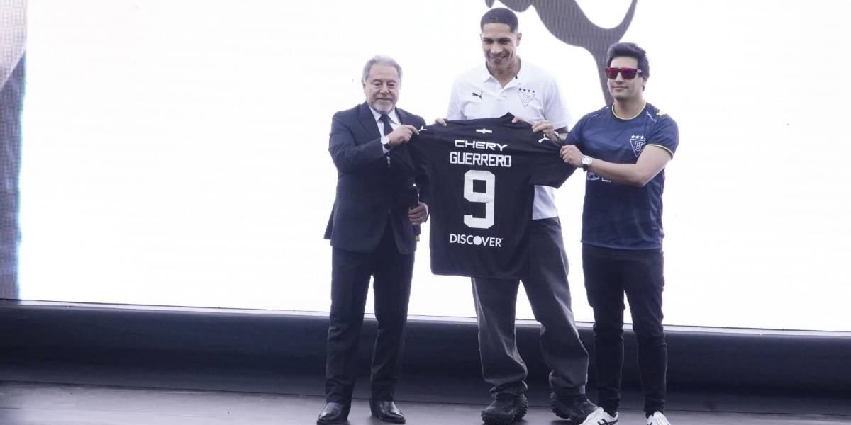 Paolo Guerrero fue presentado en Liga de Quito y portará el número nueve