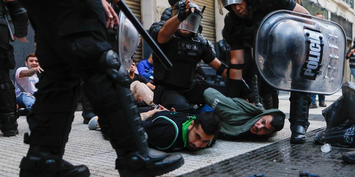 Milei denuncia intento de desestabilización tras represión en protesta de jubilados
