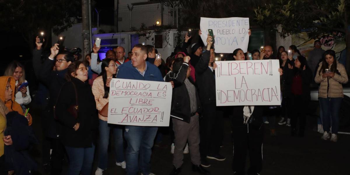 Simpatizantes de Daniel Noboa realizan plantón en la Corte Constitucional en apoyo a la Asamblea Constituyente