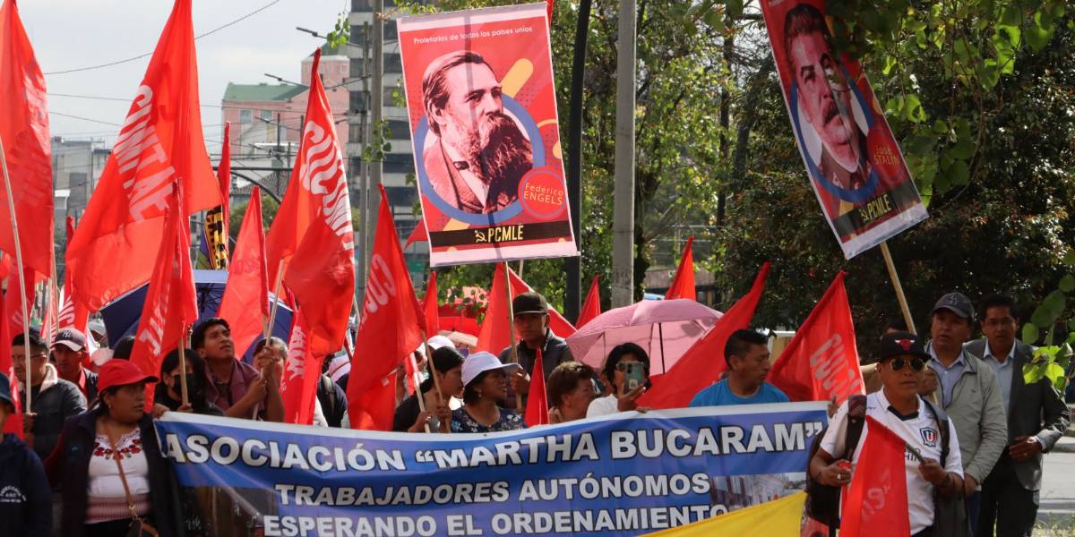 Movimientos sindicales marchan en Quito por el Día del Trabajador