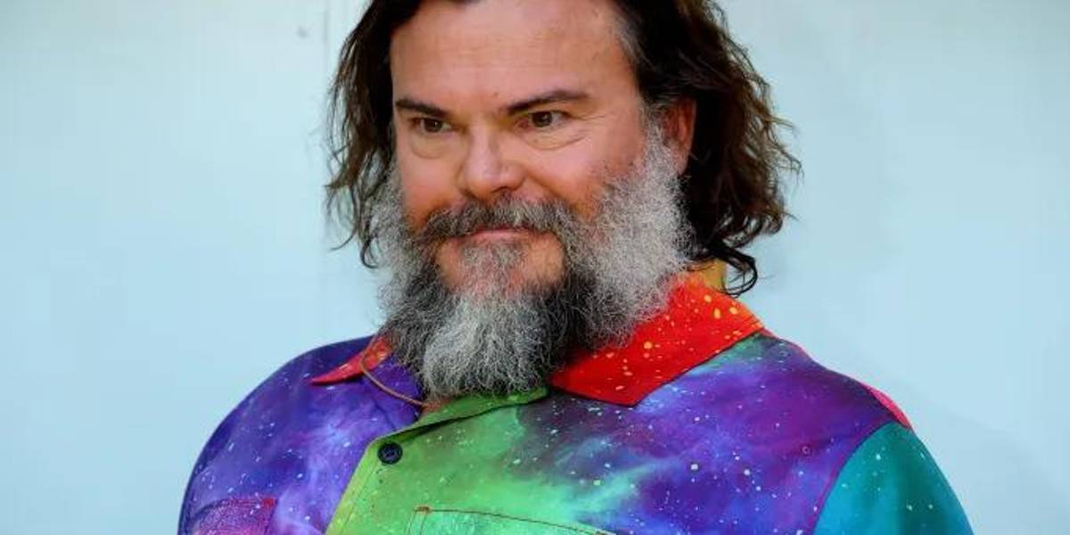 Jack Black intenta ahuyentar a los paparazzi con pasos de artes marciales