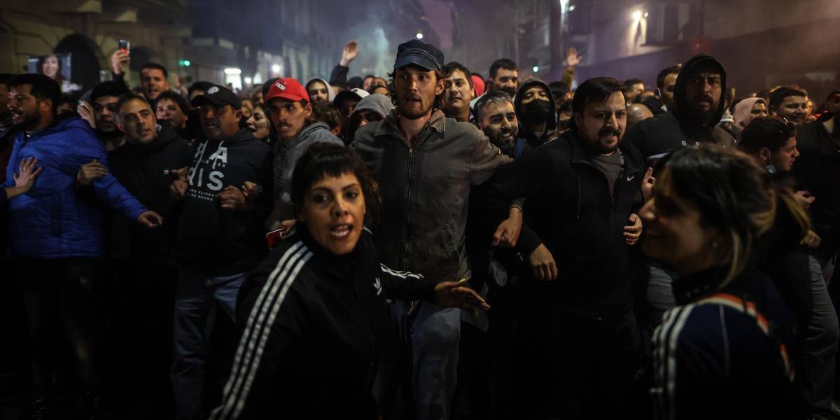 Disturbios entre manifestantes y policía frente a vivienda de Cristina Fernández