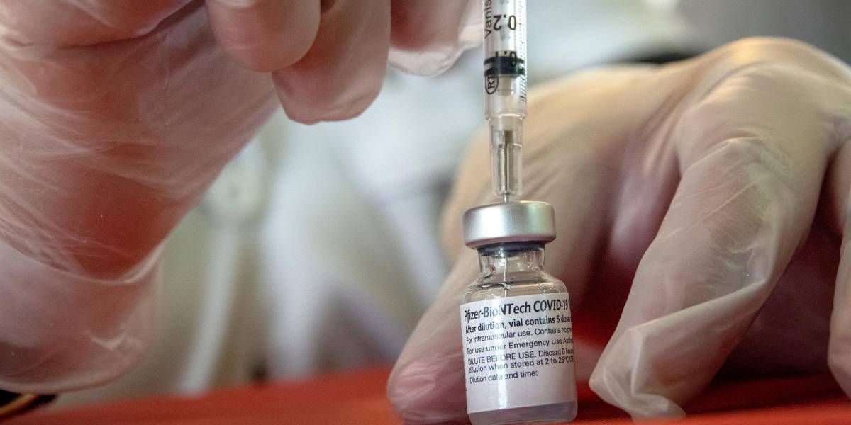 Laboratorios analizan la eficacia de sus vacunas ante la nueva variante del COVID-19