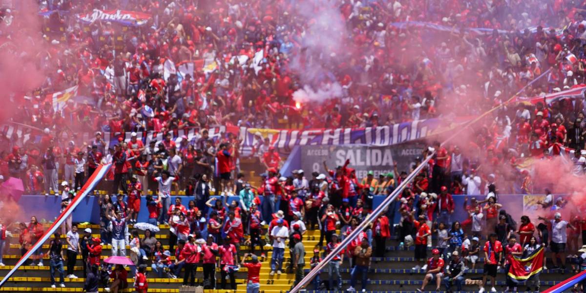 El Nacional sancionado por incidentes de su hinchada con la Policía en partido ante Liga de Quito
