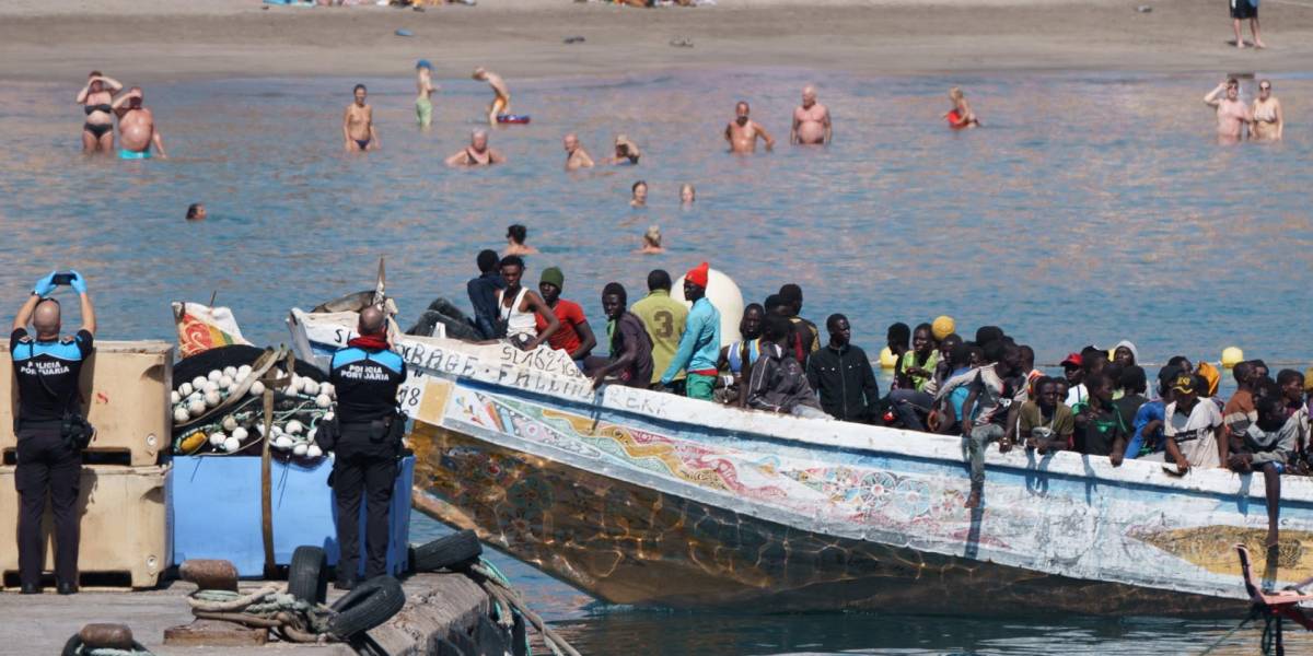 Más de 1 000 migrantes llegan a las islas españolas de Canarias en un solo día