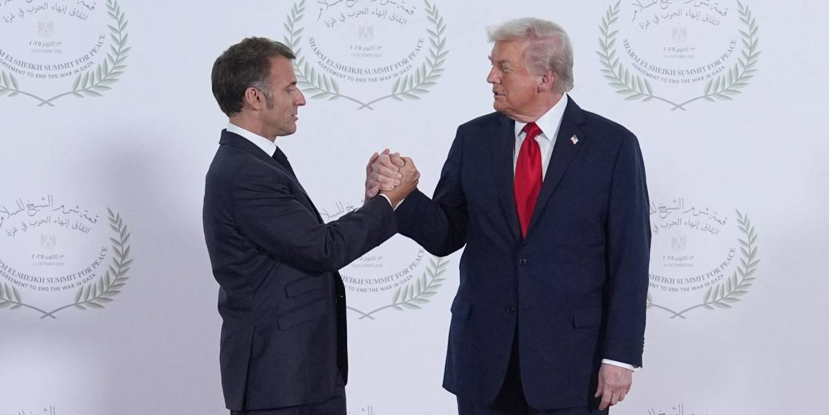 Donald Trump y Emmanuel Macron protagonizaron un incómodo saludo en la cumbre de paz de Gaza