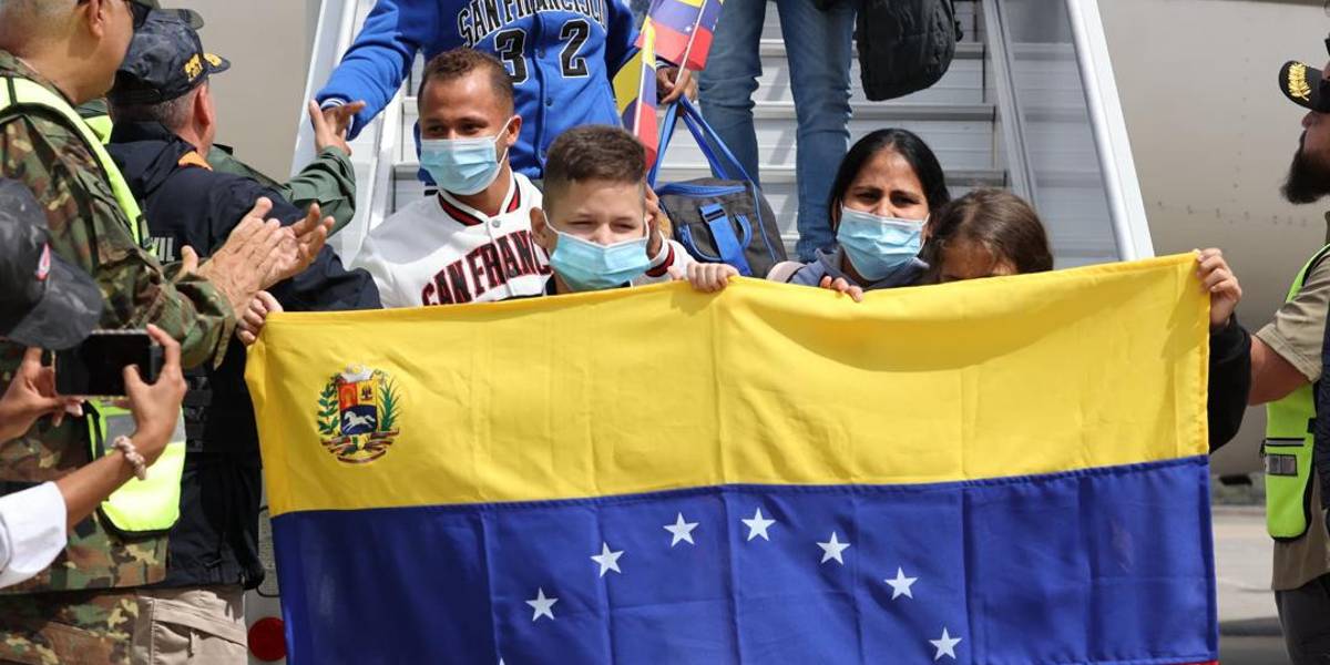 En Venezuela aterrizo un avión con 242 migrantes deportados, entre ellos mujeres y niños