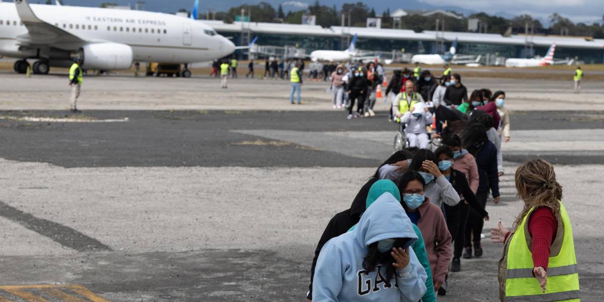 El Gobierno coordina acciones para dar asistencia a los ecuatorianos deportados