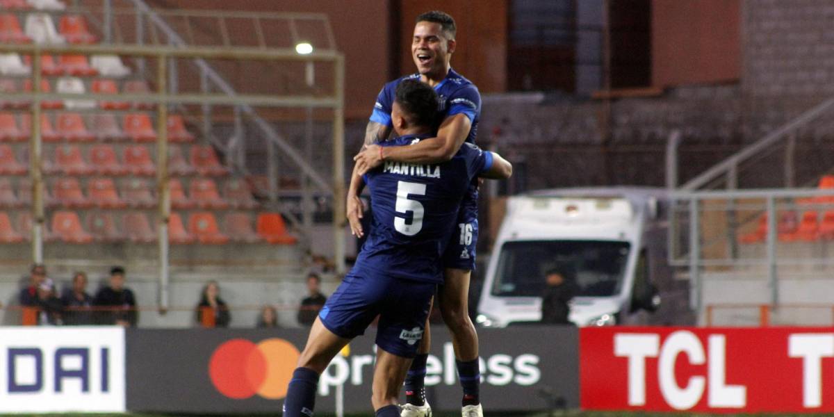 Kevin Mantilla (abajo) de Talleres celebra un gol ante Cobresal por la Copa Libertadores en el estadio Zorros del Desierto en Calama (Chile).