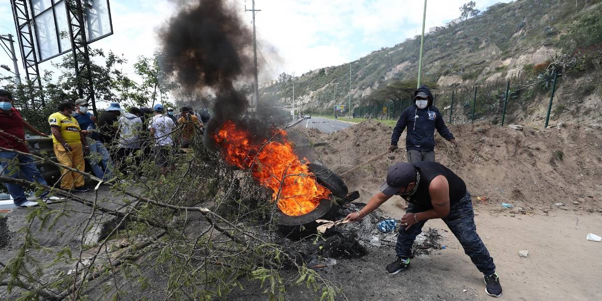 Bloqueo de vías y paralización del transporte público en segundo día de movilizaciones en Ecuador