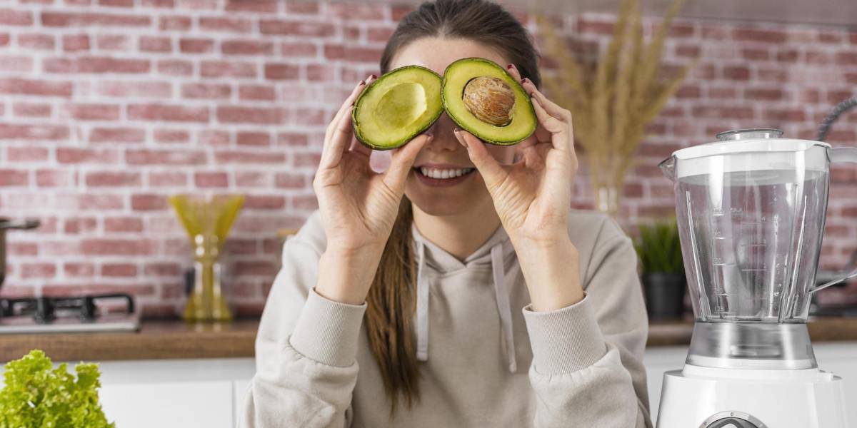 Alimentos esenciales para proteger tus ojos del envejecimiento y la luz azul