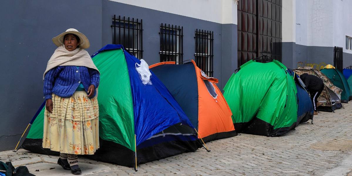 Hinchas bolivianos duermen frente al estadio para comprar entradas a un mes del partido ante Brasil