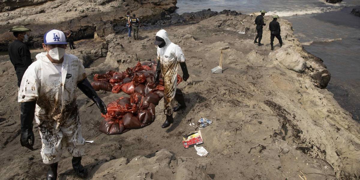 Playas negras, aves muertas y las miradas contra Repsol en el derrame de Perú