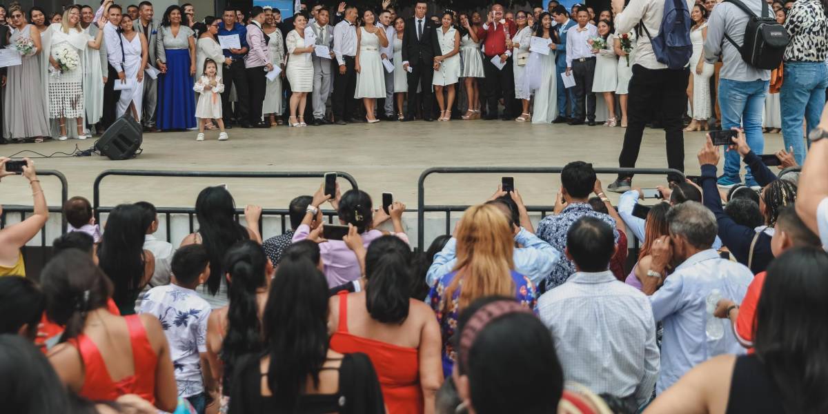 73 parejas se casaron en matrimonio colectivo en Parque Samanes