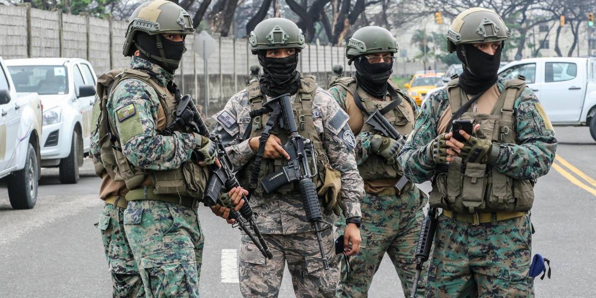 La presión sobre el prófugo 'Fito' crece con su familia devuelta a Ecuador por Argentina