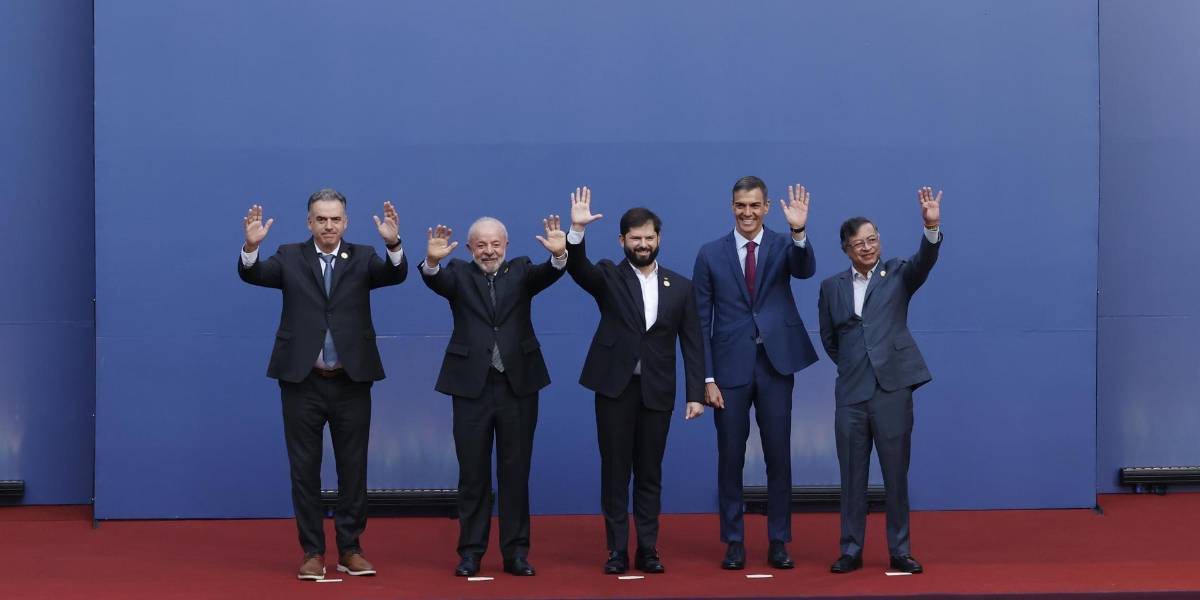 Boric recibe a presidentes de España, Brasil, Colombia y Uruguay para iniciar cumbre denominada defensa de la democracia