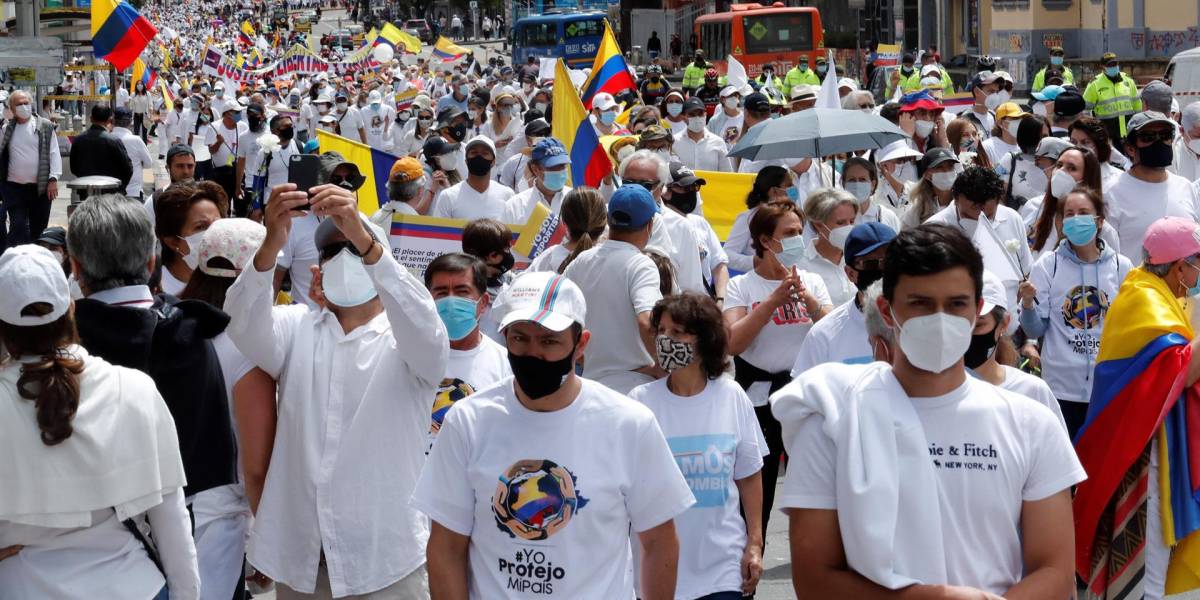 Una marea blanca se toma las calles de Colombia en protesta contra las protestas
