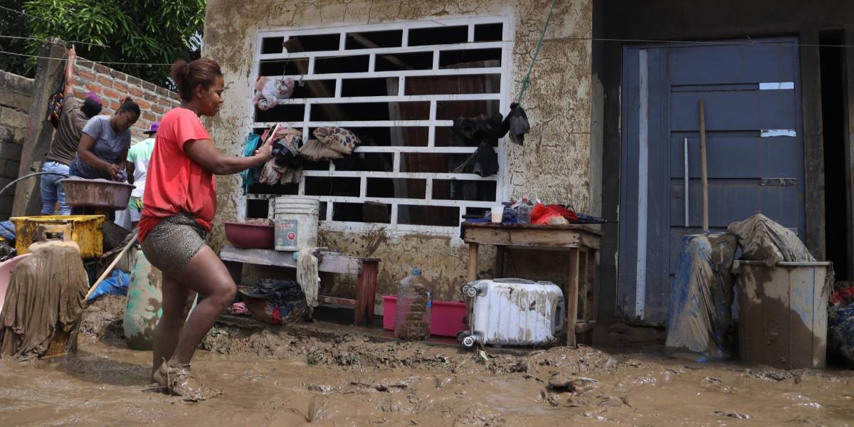 El Gobierno ha entregado 2.000 bonos de contingencia para los afectados por las inundaciones en Esmeraldas