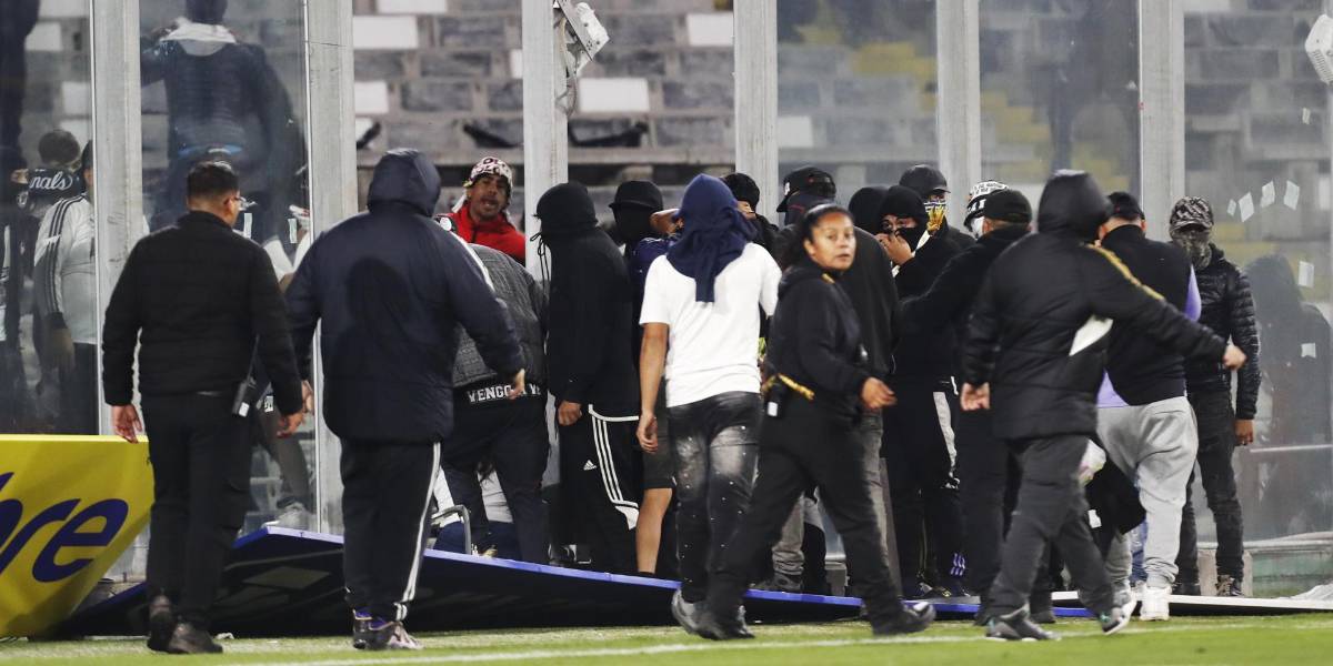 Dos hinchas de Colo Colo mueren por una estampida en el ingreso al estadio Monumental en Chile