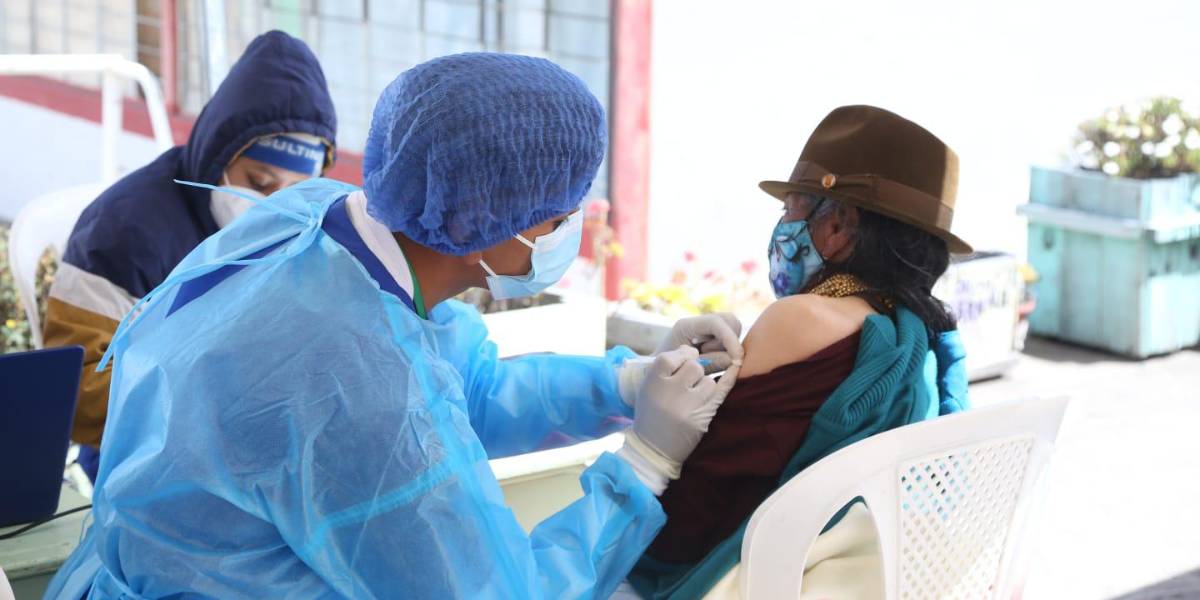 Tercera fase de vacunación arrancó con énfasis en pueblos y nacionalidades indígenas