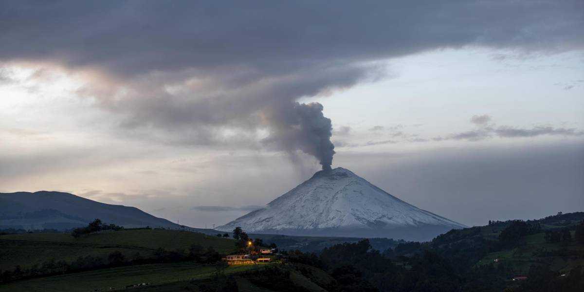 Volcán Cotopaxi emana columna de 1.500 metros de vapor y gases