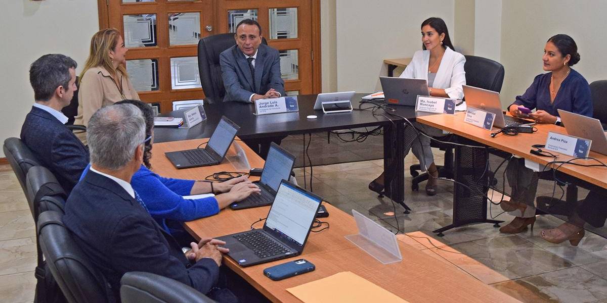 Ecuador logra un crédito de 300 millones de dólares, con el Banco Mundial, para emprendimientos
