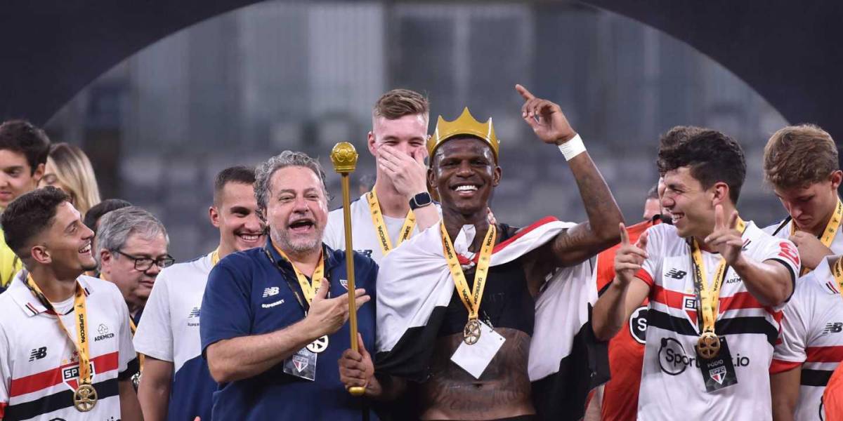 La celebración de Robert Arboleda con el presidente del Sao Paulo por la obtención de la Supercopa de Brasil