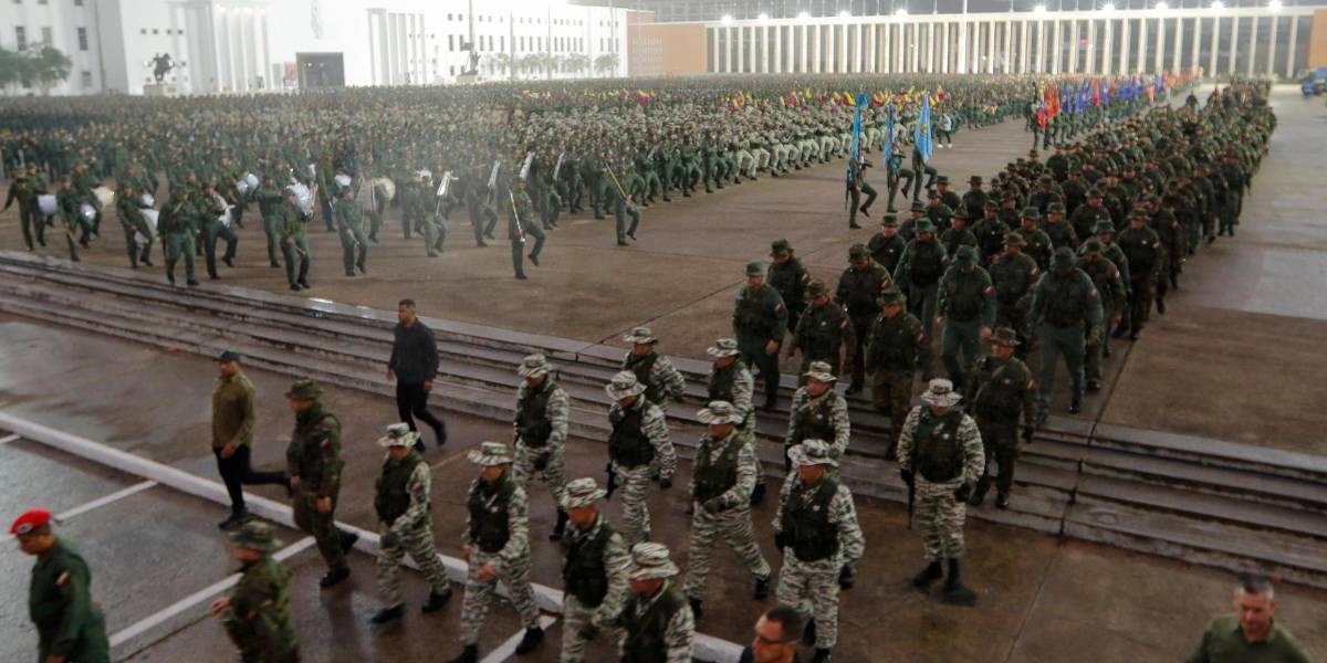 Maduro ordena ejercicios militares con 150 mil soldados para la defensa de Venezuela