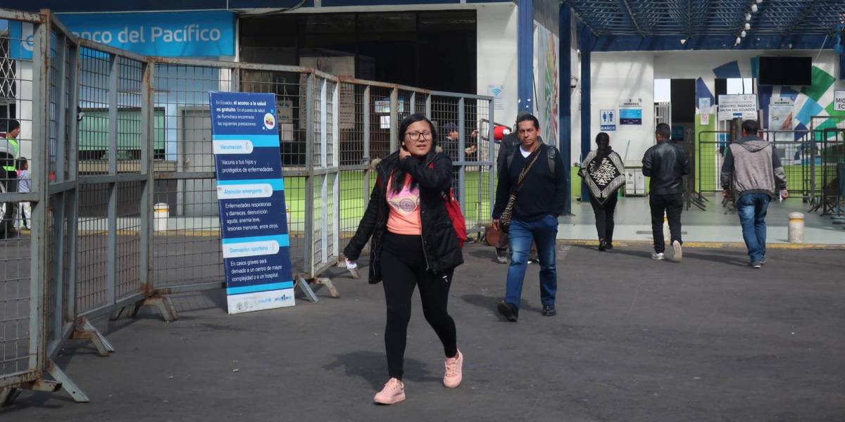 Masiva concurrencia de ecuatorianos que cruzan a Colombia a comprar productos