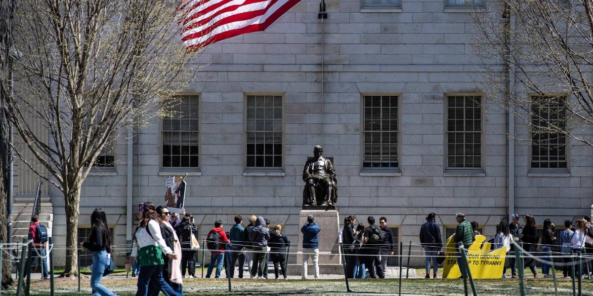 Harvard demanda a Trump por veto a estudiantes extranjeros