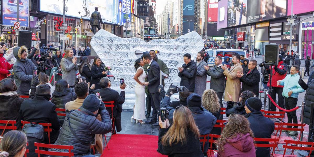 En Times Square por San Valentín hubo renovación de votos de amor eterno, bodas y pedidas de mano