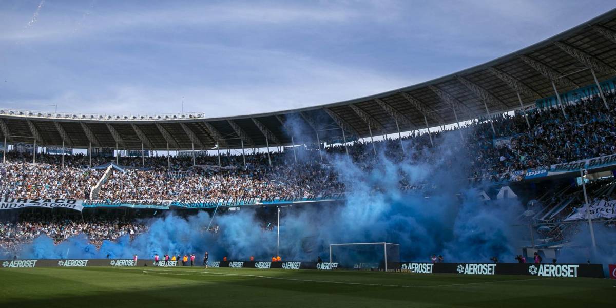 Fotografía de archivo en la que se registró una toma general de una de las tribunas colmada de aficionados del estadio Presidente Perón, también conocido como 'El Cilindro de Avellaneda', en Buenos Aires (Argentina).