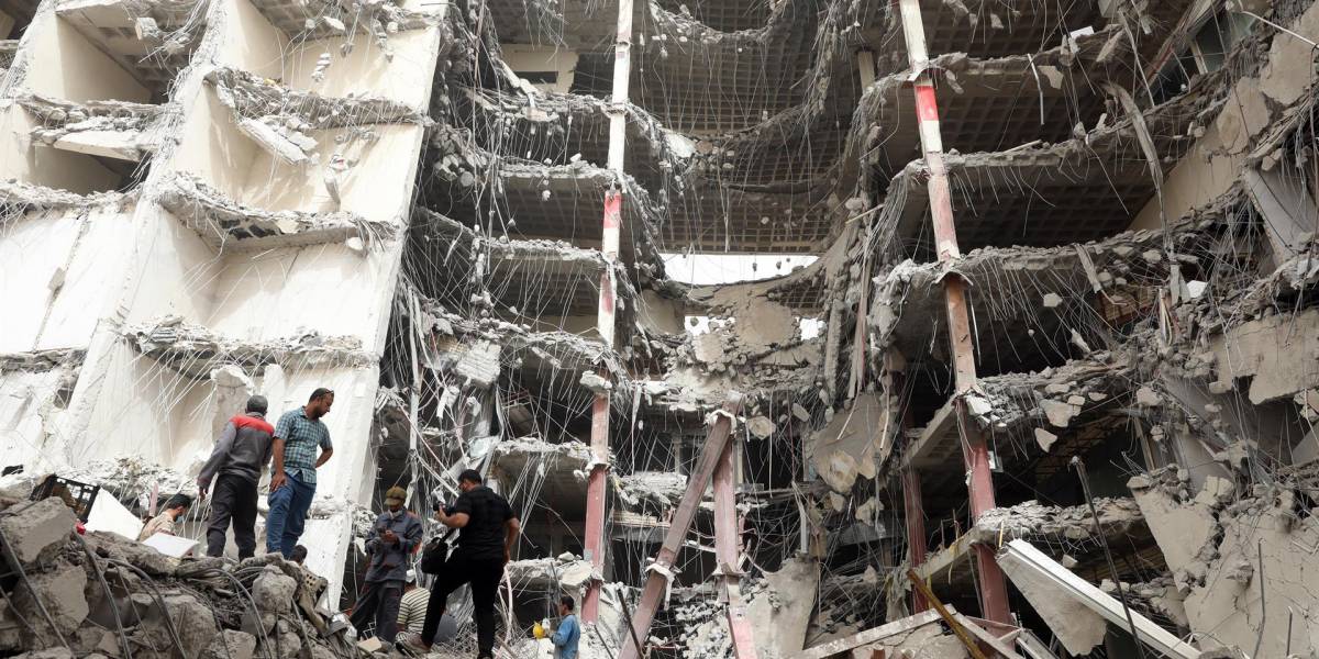 Suben a 14 los muertos en el derrumbe de un edificio en Irán