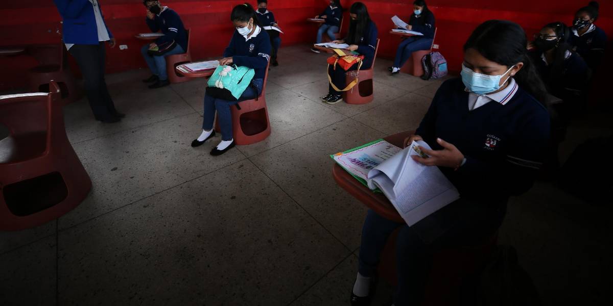 Unos 120.000 estudiantes iniciaron el retorno progresivo a clases en Ecuador