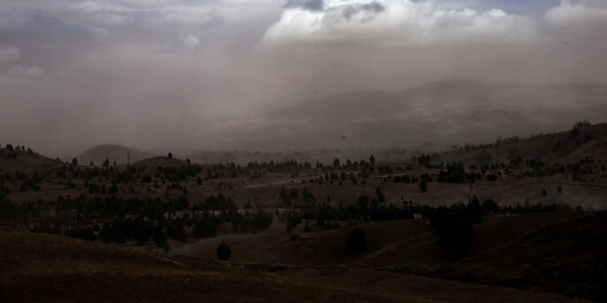 Advierten de posible caída de ceniza volcánica en dos provincias de Ecuador