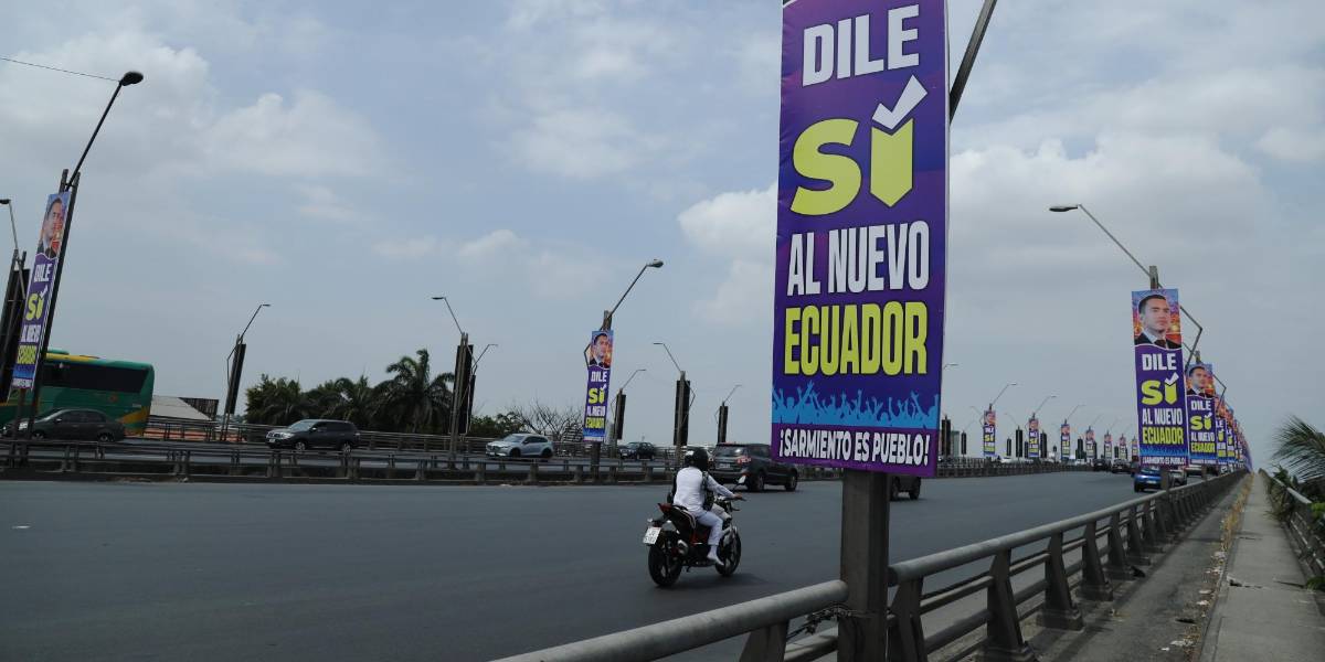 Consulta popular 2024: La propaganda que promovía el Sí en el Puente de la Unidad Nacional fue retirada