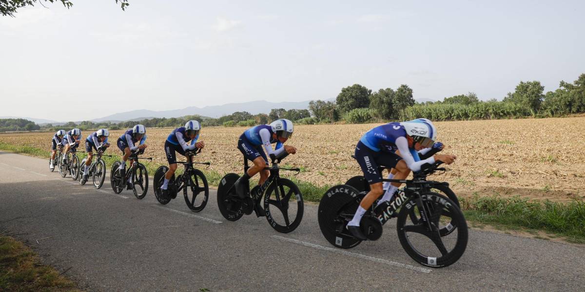 Manifestantes pro-Palestina bloquean al equipo Israel durante la contrarreloj de la Vuelta a España