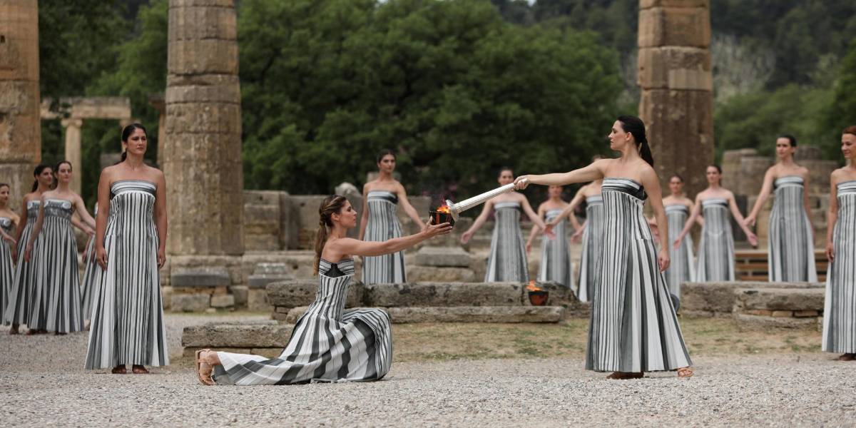 Se encendió la llama olímpica en Grecia y va rumbo a París, sede de los Juegos Olímpicos