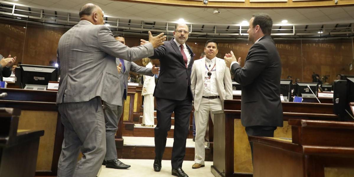 Kronfle cumple 15 días en la Presidencia de la Asamblea y sus colegas valoran su gestión