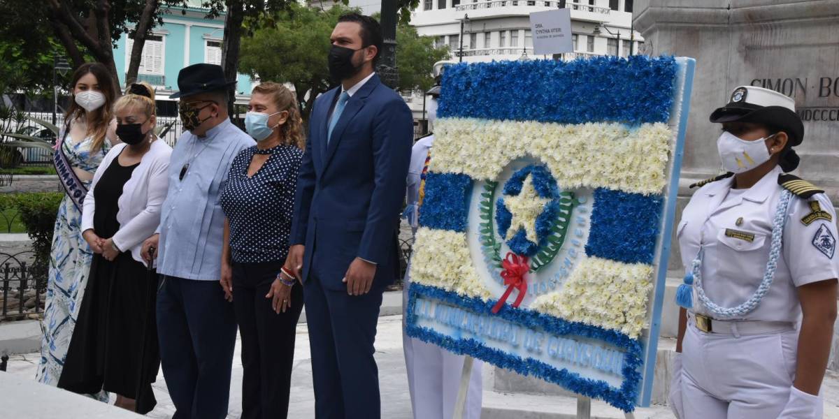 Ofrenda floral en Guayaquil por conmemorarse el natalicio de Simón Bolívar