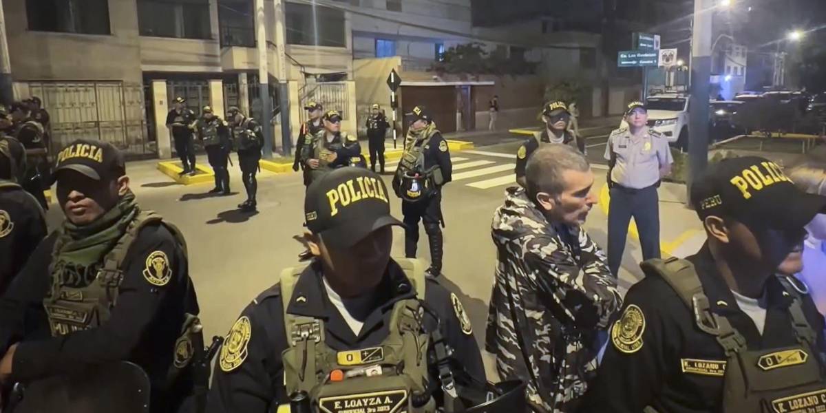 La Fiscalía y la Policía de Perú allanan casa de la presidenta Dina Boluarte